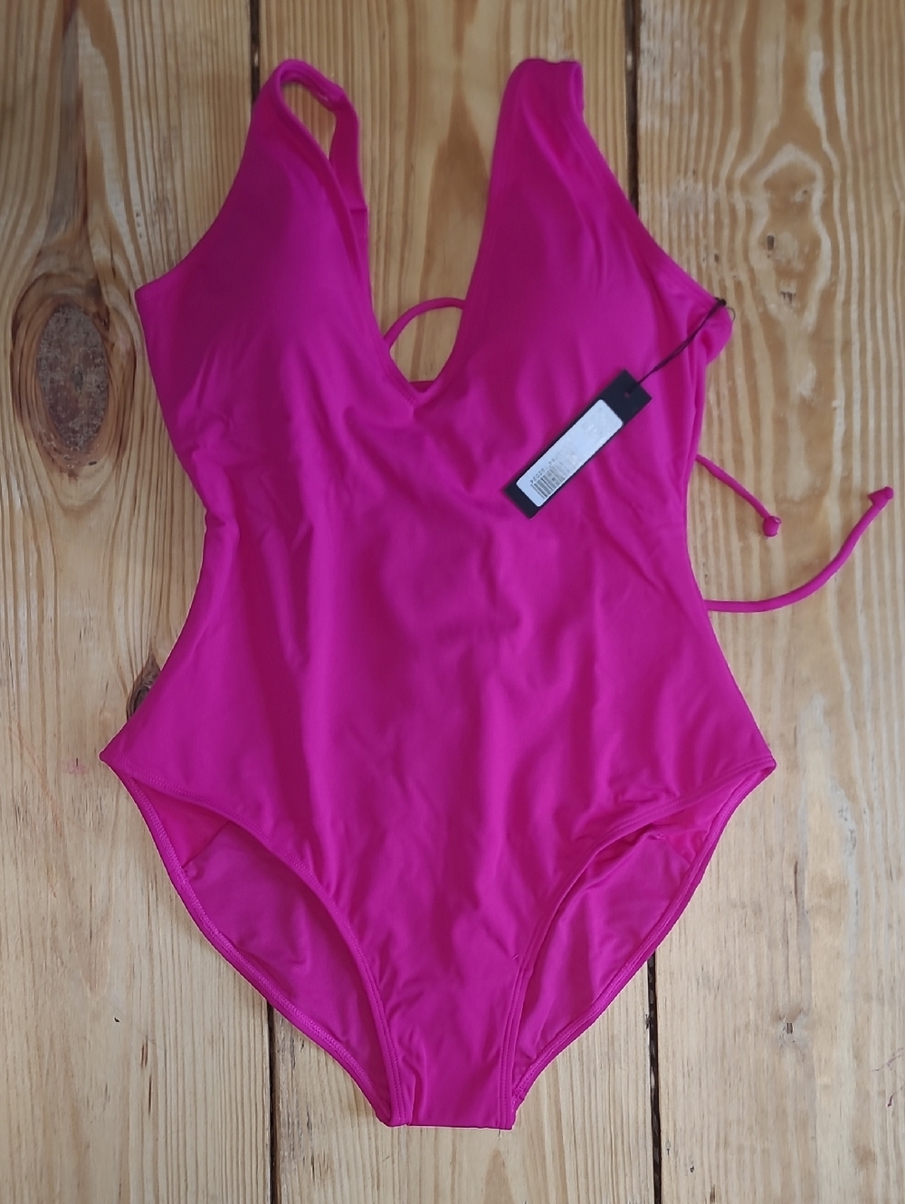112. NWT  $175 STYLE PLUNGEY  L SHORT